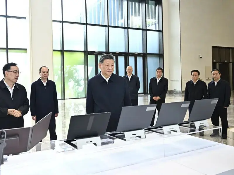 中共20屆五中全會預料主題將是研究持之以恆推進全面從嚴治黨,但人事是外界最關心的。圖為中共總書記習近平(左3)視察地方。圖/取自搜狐