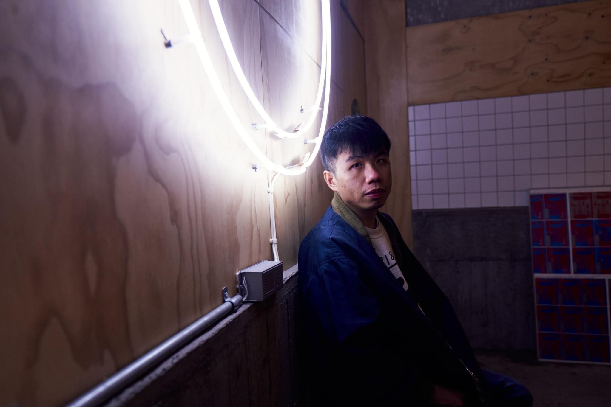 王信權。音樂文字工作者，寫過新活水、The Big Issue、Shopping Design、KKBOX、扭耳仔及 VICE China 等，文字集結於「瓦瓦的專欄時間」。