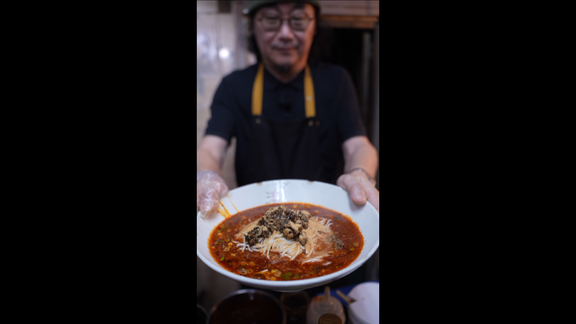 四川擔擔麵要搭配十多種四川、貴州、雲南的佐料，採購和準備是個大工程。圖/記者陳思豪攝