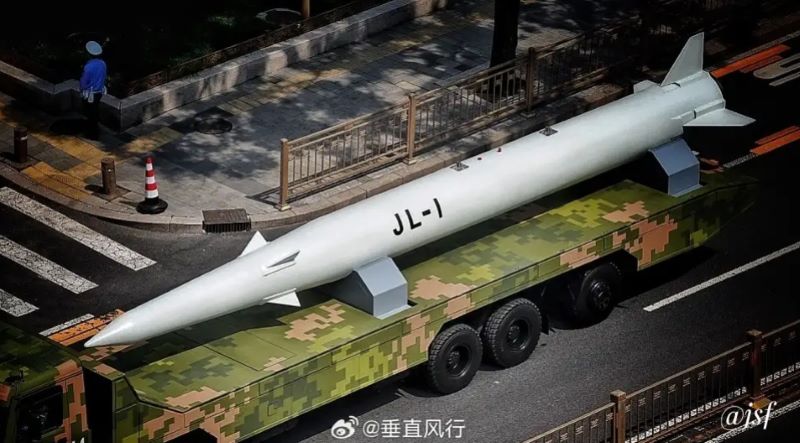 2025年9月北京舉行的抗戰勝利80周年閱兵中「驚雷-1」則首度公開亮相,由轟-6N戰略轟炸機搭載。圖/取自垂直風行微博
