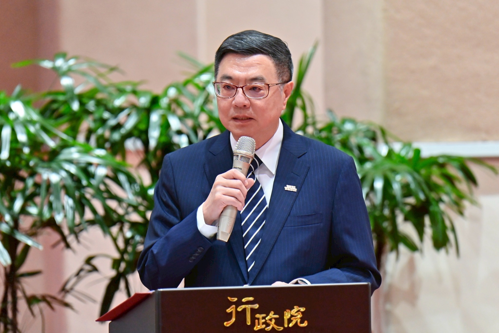 行政院長卓榮泰10日表示，政府將把握接下來90天，和美國直接、有效談判。圖為卓榮泰8日在立法院議場前受訪。圖/中央社