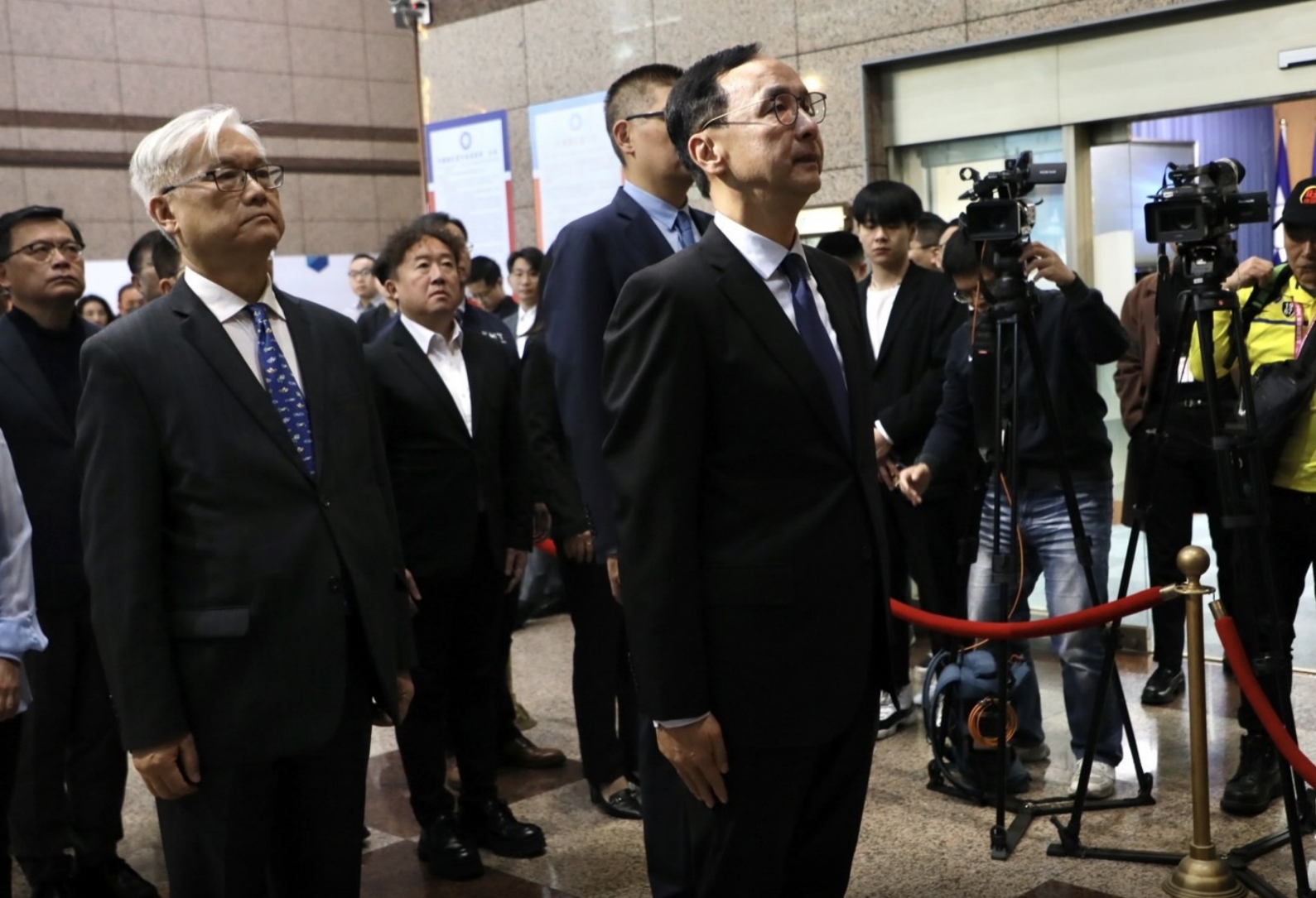 12日是國父孫中山逝世紀念日，國民黨主席朱立倫率國民黨中央黨部成員向國父銅像獻花致敬。圖/國民黨提供