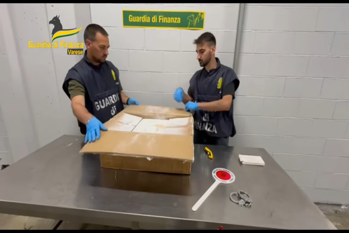 義大利海關破獲中國6公噸製毒原料。圖/取自義大利財政衛隊官方《推特》