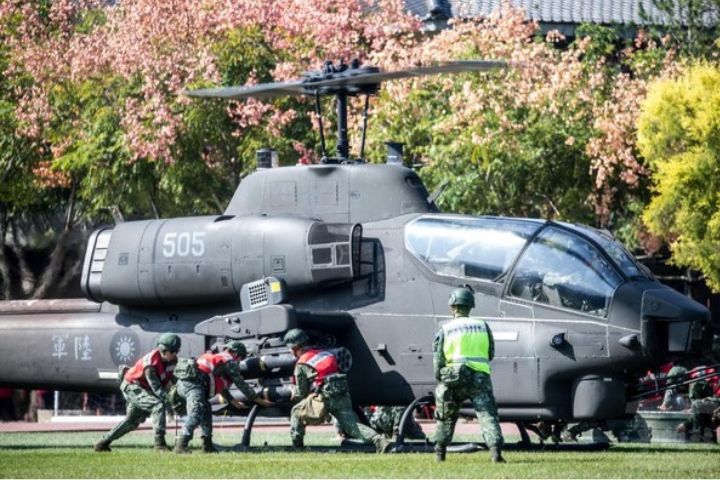 陸航602旅AH-1W攻擊直升機掛載地獄火飛彈。圖/取自軍聞社