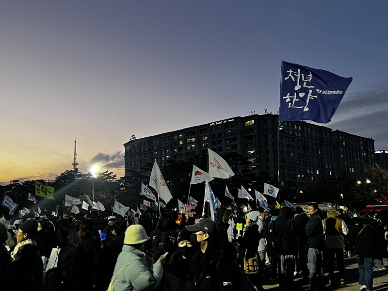 韓國國會罷免尹錫悅總統失敗，群眾齊聚國會之外持續抗議。圖/中央社