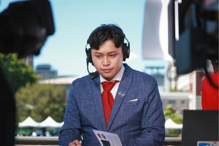 中天新聞記者兼主播「馬德」林宸佑因涉共諜案被羈押，由於2個月羈押期將屆滿，橋頭地檢署考量全案仍有共犯未到案，日前向橋頭地院聲請延押獲准。圖/取自馬德愛破音 中天林宸佑臉書