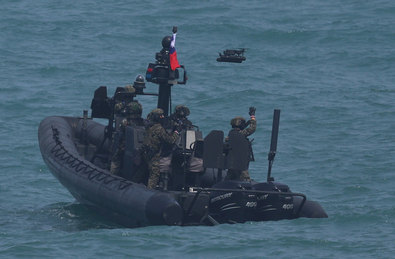 總統賴清德8日上午赴海軍左營基地視導漢光42號演習「濱海打擊及近岸防禦」課目,在桃子園海灘實施「近岸防禦」,圖為監偵無人機從M109特種作戰突擊艇升起執行任務。圖/中央社