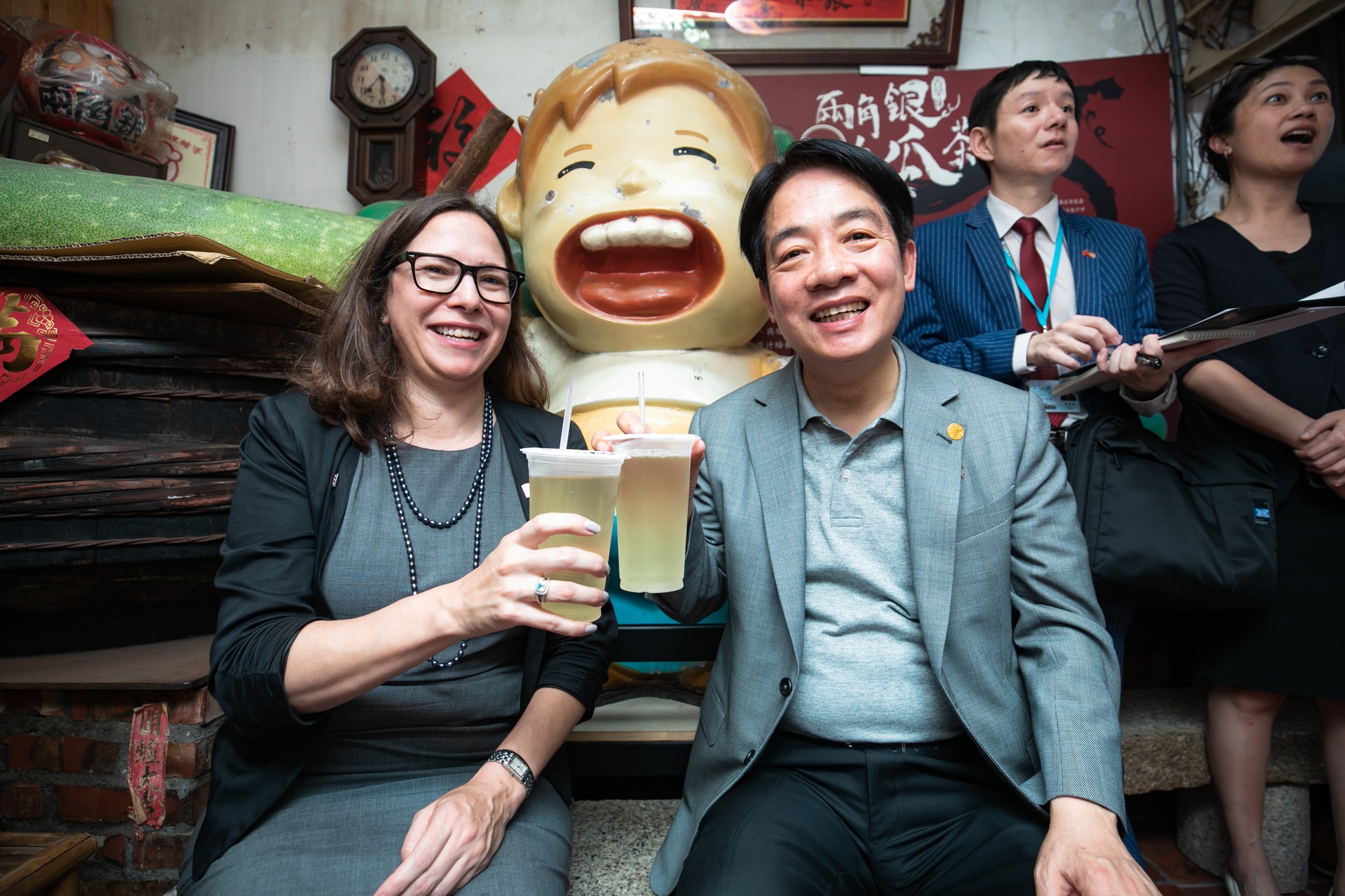 美國拜登政府派出高階代表團訪台，美國在台協會主席羅森伯格（左）將隨行。圖/取自賴清德臉書