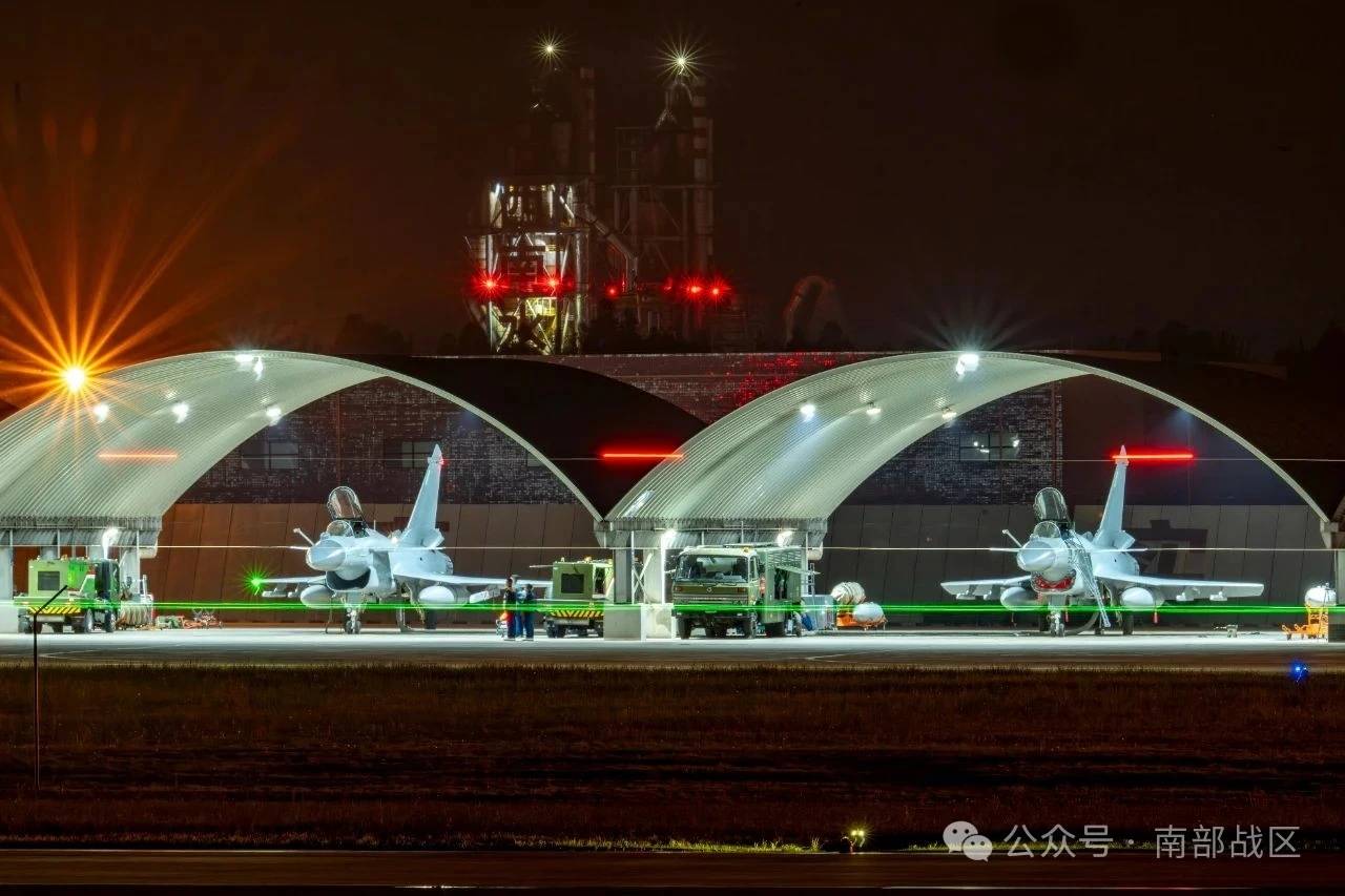 6月7日，共軍南部戰區公布戰機夜航畫面。圖/取自南部戰區