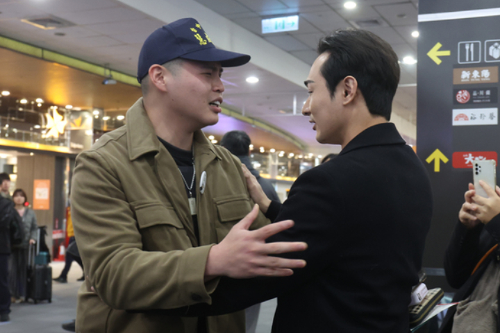 面對大陸公安局祭出的懸賞令，網紅八炯（右）、閩南狼（左）分別以戲謔方式回應。圖/中央社