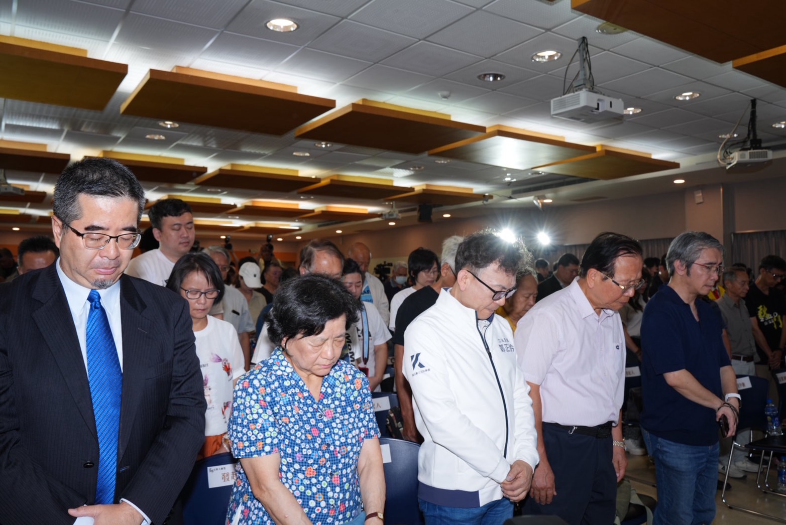 黨外在野大聯盟發起人鄭麗文在會中，為民進黨創黨元老之一、近日辭世的林正杰默哀1分鐘，致敬其對台灣民主發展的貢獻。圖/記者陳卡文攝