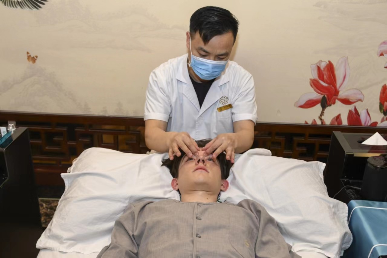 在長沙俄羅斯留學生來到當地一家中醫養生機構，體驗並學習中醫推拿。圖／中新社記者楊華峰攝