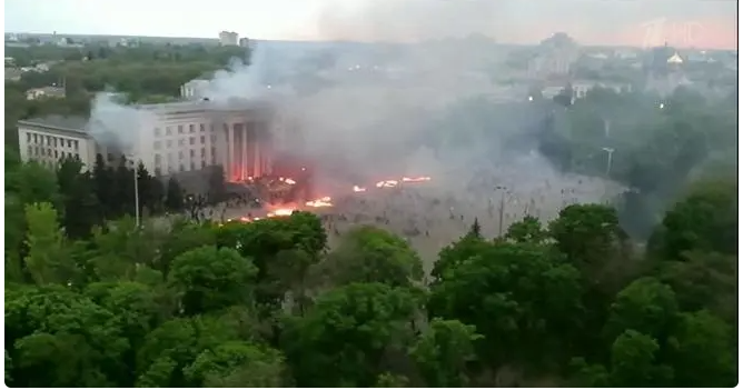 2014年5月2 日的奧德薩工會大樓縱火案，造成48人死亡，也為2022年俄軍入侵埋下伏筆。圖/取自YouTube
