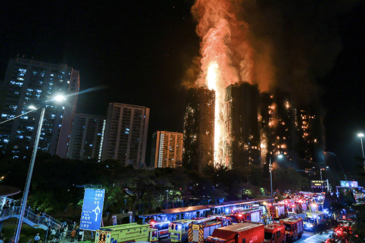 宏福苑大火釀近百死　香港人接力救災：捐血站爆滿、援助物資爆量