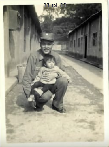 鄭麗文小時與父親的戎裝照。圖/取自星島日報轉引微信公眾號「茶苑路拾貳號」