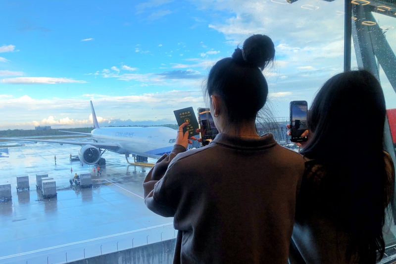 桃園國際機場第3航廈北登機廊廳1日試營運,候機旅客利用等待時間在大片玻璃帷幕前拍照。圖/中央社