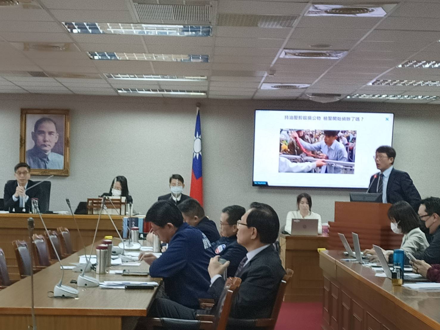 民眾黨立委黃國昌(右)13日當著綠委鍾佳濱(左)的面，質詢法務部為何不抓鍾佳濱日前持油壓剪破壞立法院護欄？圖/記者簡立欣攝
