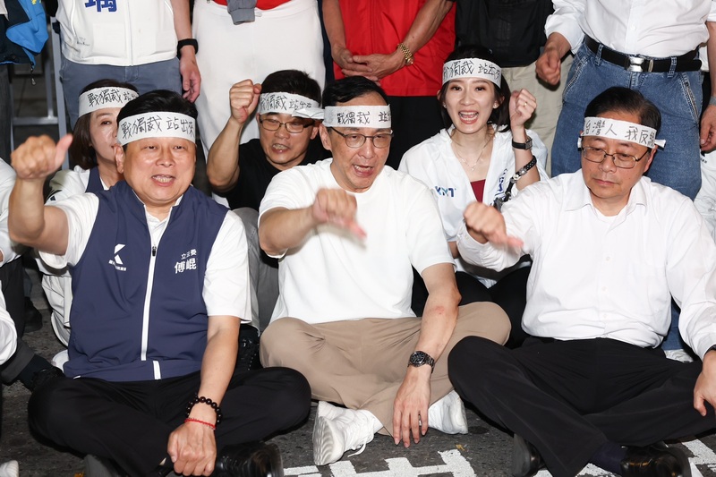 北檢偵辦不實連署案，國民黨主席朱立倫（前中）與桃園市長張善政（前右）、立院黨團總召傅崐萁（前左）等人17日晚間到北檢外與支持者一同抗議司法不公，在頭上綁起布條、手比倒讚表訴求。圖/中央社