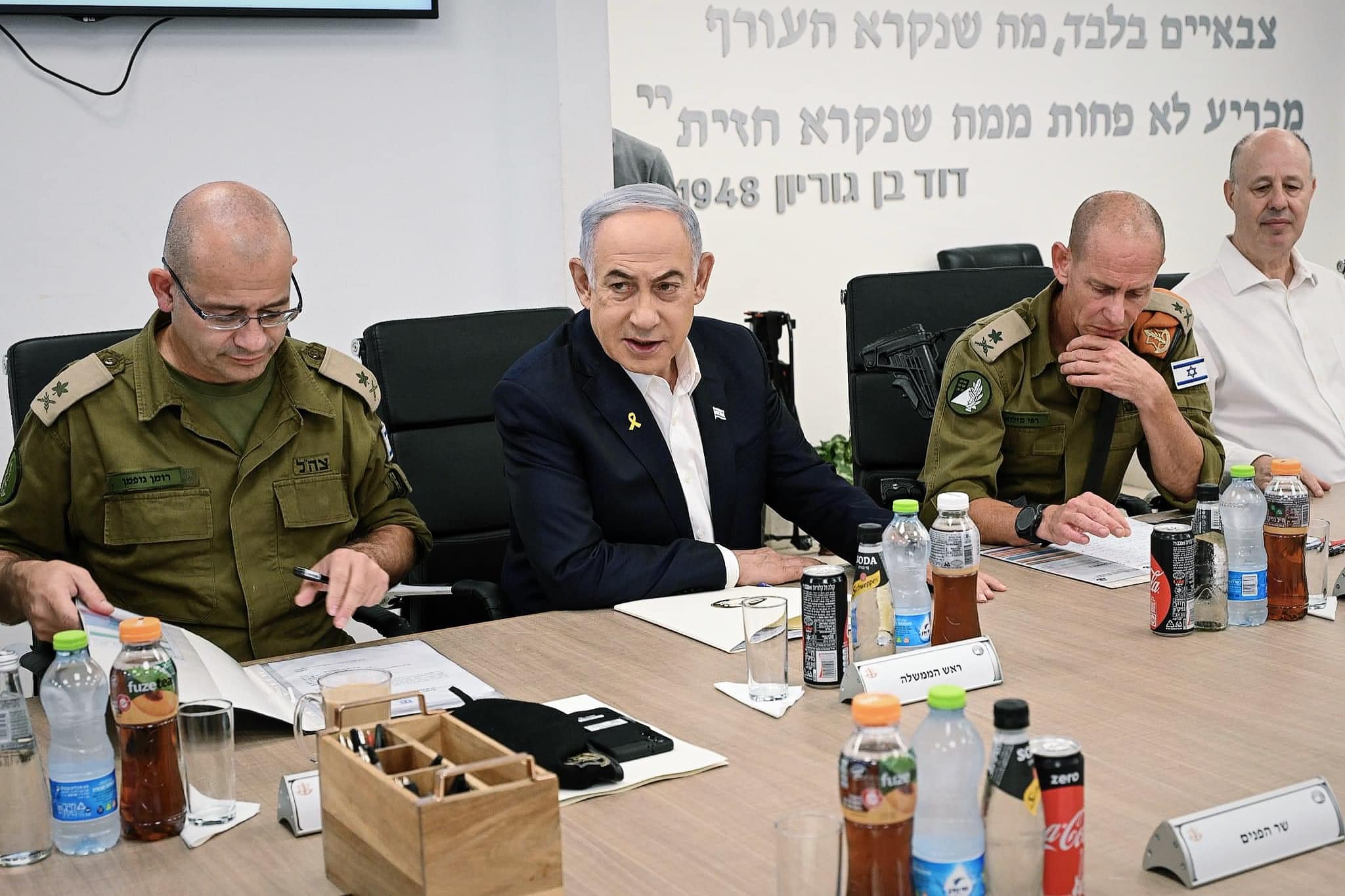 以國反對派領袖指控，總理納坦雅胡(（中）也捲入洩密案。圖/取自Benjamin Netanyahu臉書