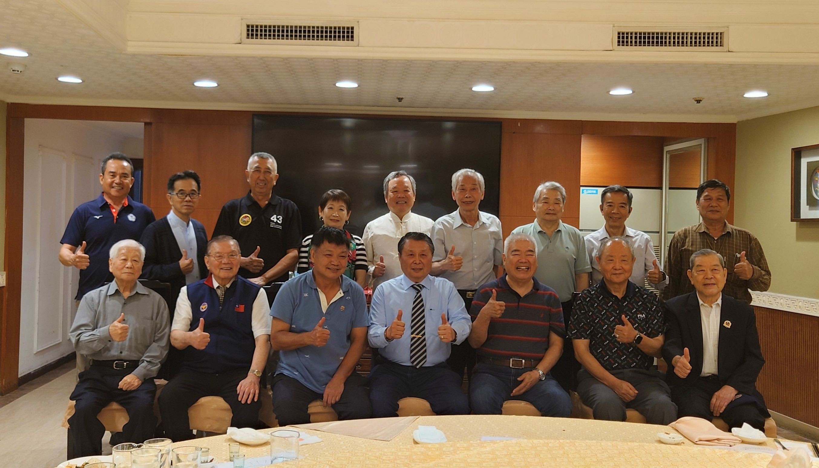 陸軍官校前身黃埔將迎來建軍／建校百周年慶典，昨晚舉辦了一場感恩餐會，前排中為彭進明上將，左三為李文忠，右三為季麟連上將。圖/李文忠提供
