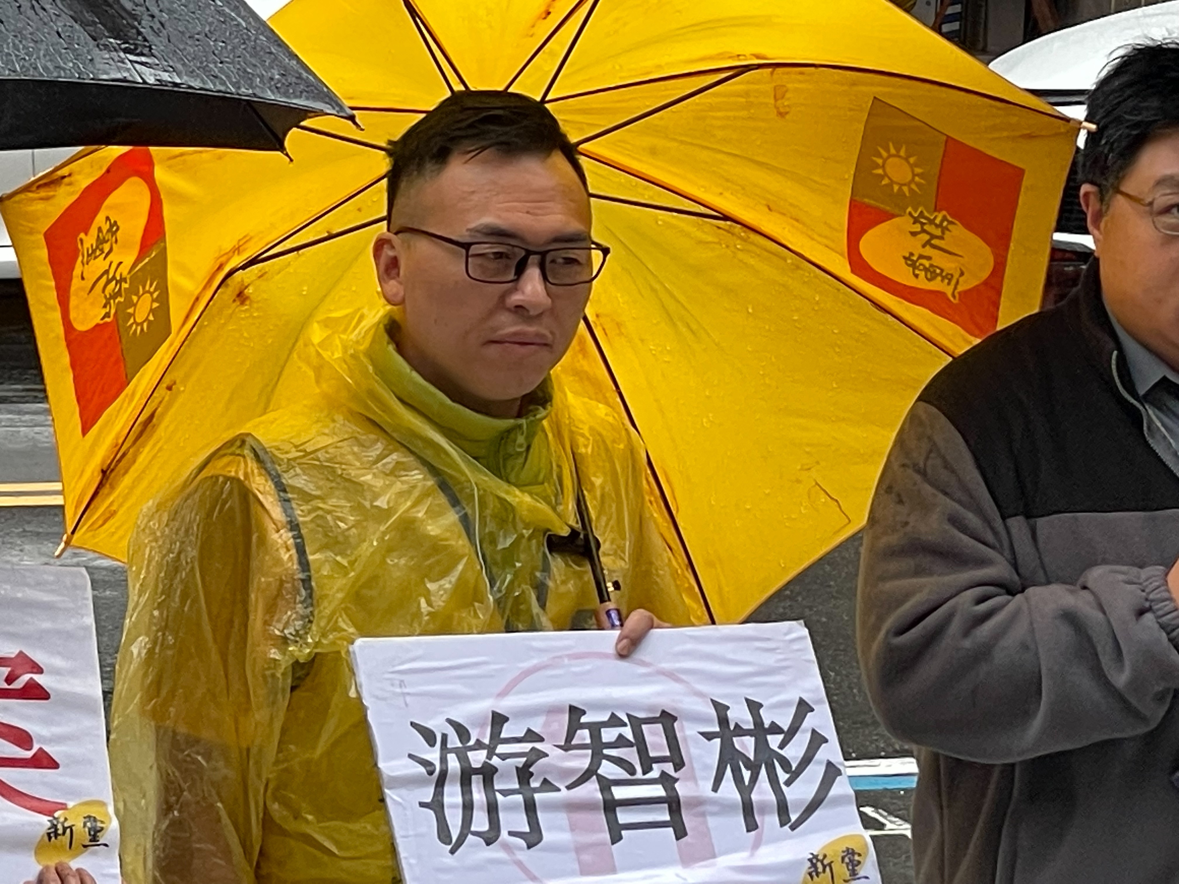 新黨副秘書長游智彬10日赴移民署抗議，指移民署要求補件「喪失陸籍證明」已讓陸配集體陷入恐慌。圖/記者梁鴻欣攝 