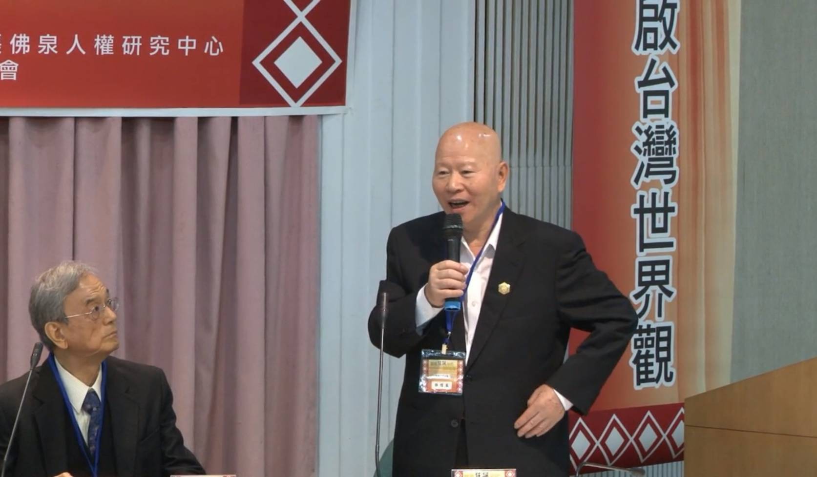 2014年11月8日重現狂飆年代國際論壇-回顧《大學雜誌》，右為民進黨前主席許信良，左為台大教授許介鱗。圖/翻攝自城鄉改造基金會影片