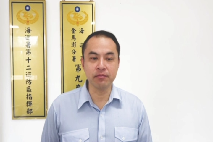 海巡署秘書室專門委員趙君對外說明事件進度。圖/取自海巡署影片