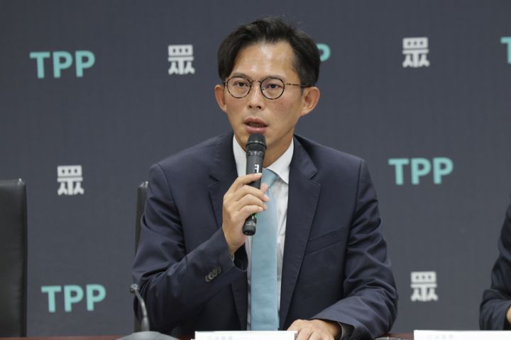 【梅花專論】國民黨主席面臨的嚴峻課題：藍白合的理性與歧路