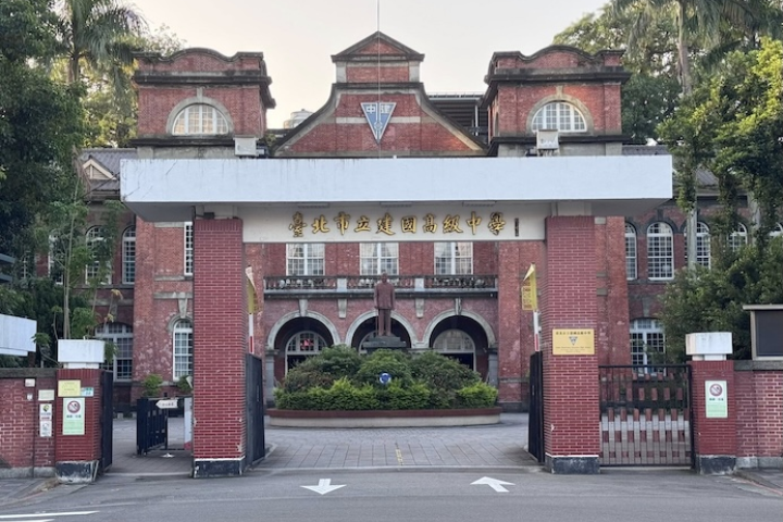 建中周年校慶爆亮點　學生送「水平儀」給朱立倫、張善政：希望兩岸勿失衡