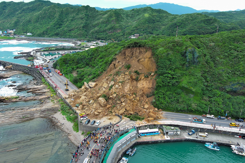 基隆市中正區北寧路潮境公園路口處3日下午發生土石崩落，受困11車已移出災區。圖/中央社