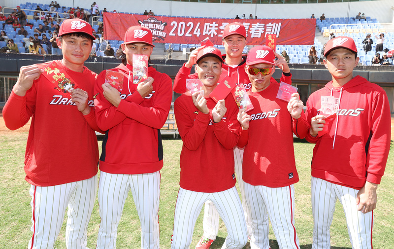  中職味全龍隊15日在斗六棒球場進行開訓典禮，活動同步開放球迷入場參與，其中特別安排龍年出生的「龍寶寶」劉基鴻（左起）、徐若熙、張政禹、張景淯、郭天信、曾傳昇與現場球迷拍照合影。圖/中央社