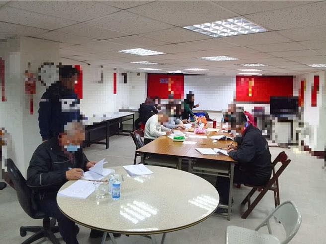 民進黨立委李坤城表示，照片中，罷團成員的動作不像是在造冊，比較像是抄名冊。圖/取自李坤城臉書