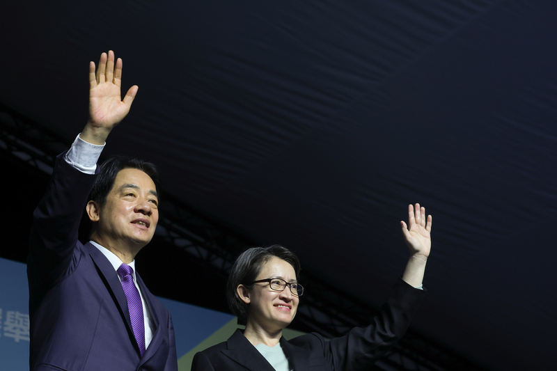 民進黨正副總統候選人賴清德（左）、蕭美琴（右）宣布贏得選舉，13日晚間合體出席國際記者會。圖/中央社