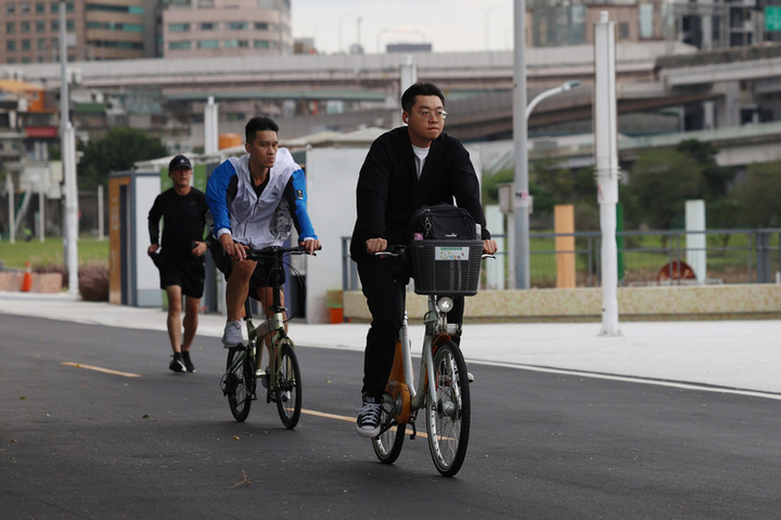 水氣稍增各地雲量增多　東北季風將增強周三中部以北下探15度