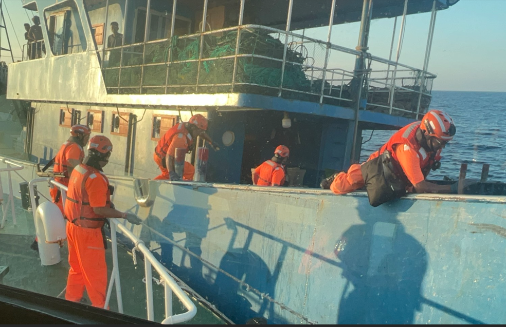 大陸無船名漁船越界澎湖捕魚且拒檢 海巡押返馬公調查