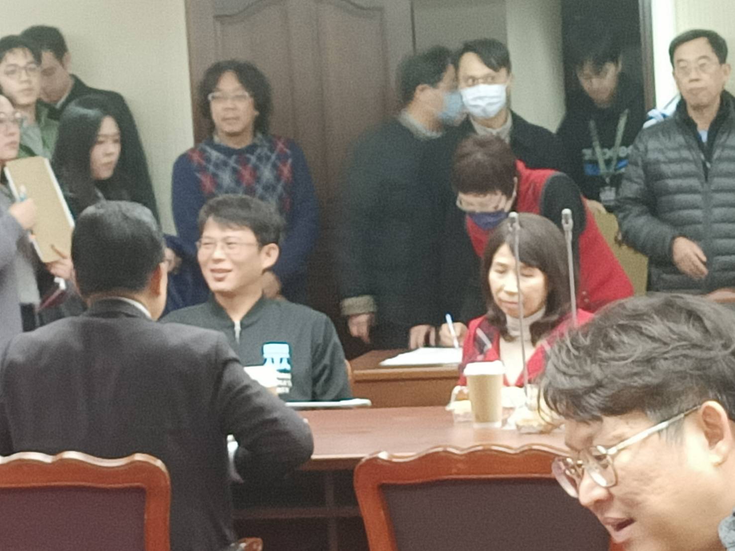 民眾黨團總召黃國昌(中坐者)等10日受邀參加國民黨團三長布達。圖/記者簡立欣攝