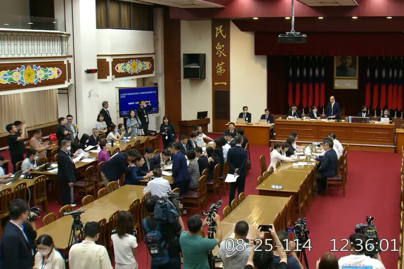柯建銘主持首次修憲委員會 喜坐主席台要大家拍手 
