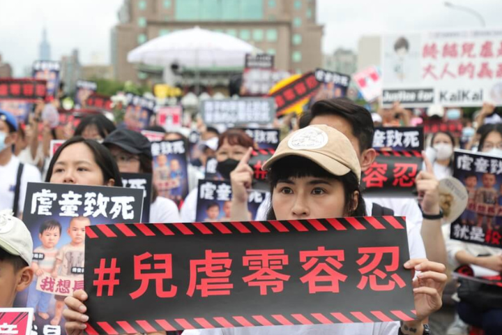 屏東1歲女嬰遭虐「腦出血、眼神上吊、22處傷」　生父獲緩刑3年、母無罪