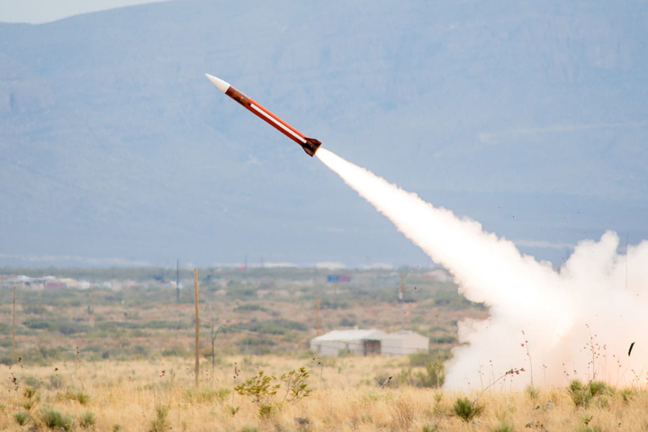 川普也指接點名美國軍工巨頭延遲交貨現象，包括雷神等軍工企業都被點名。圖為雷神生產的愛國者飛彈。圖／取自Raytheon