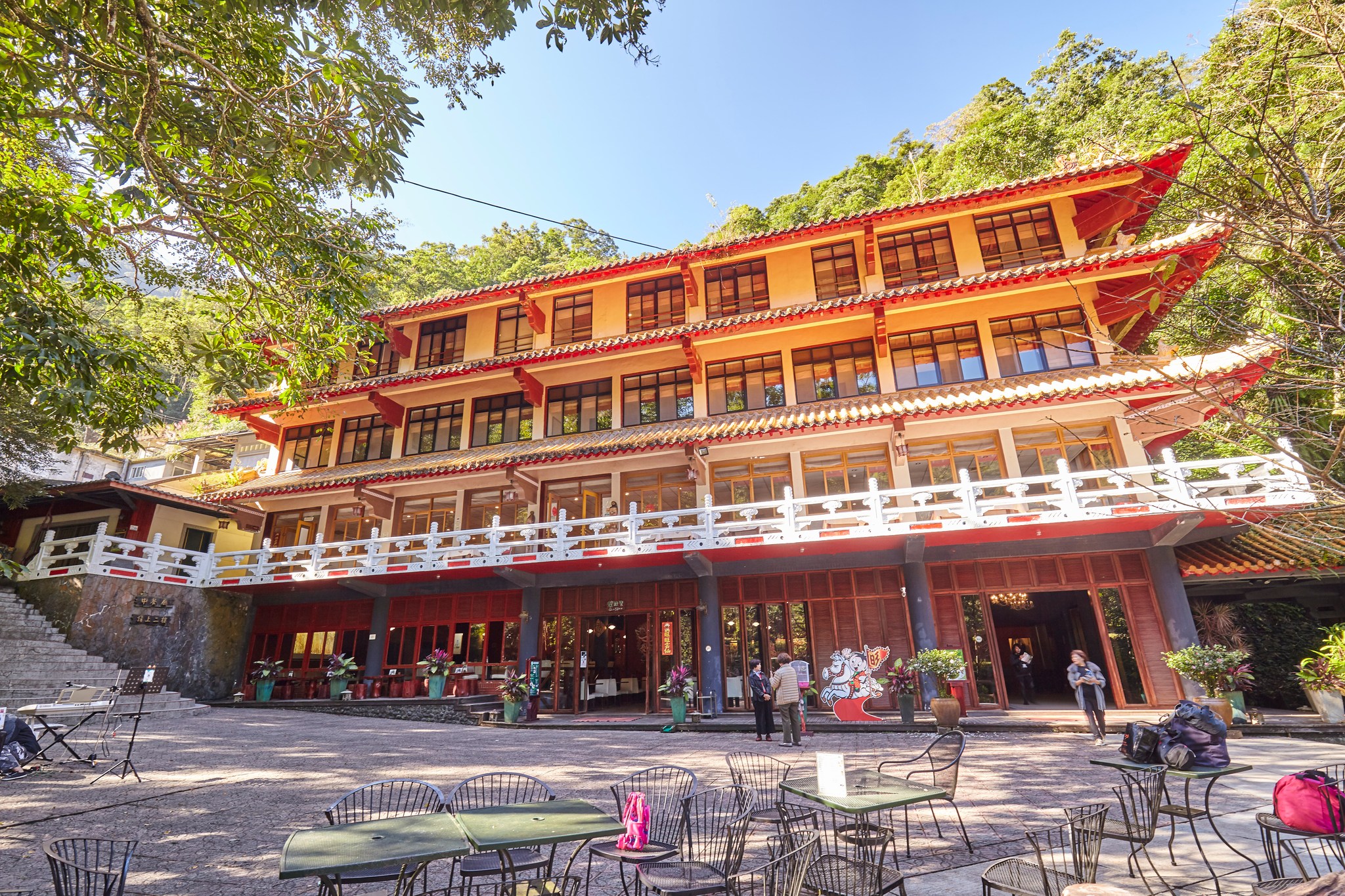 雲仙樂園的餐廳廚房發生火警,消防員為省時搭乘園區纜車前往救援。圖/取自雲仙樂園臉書