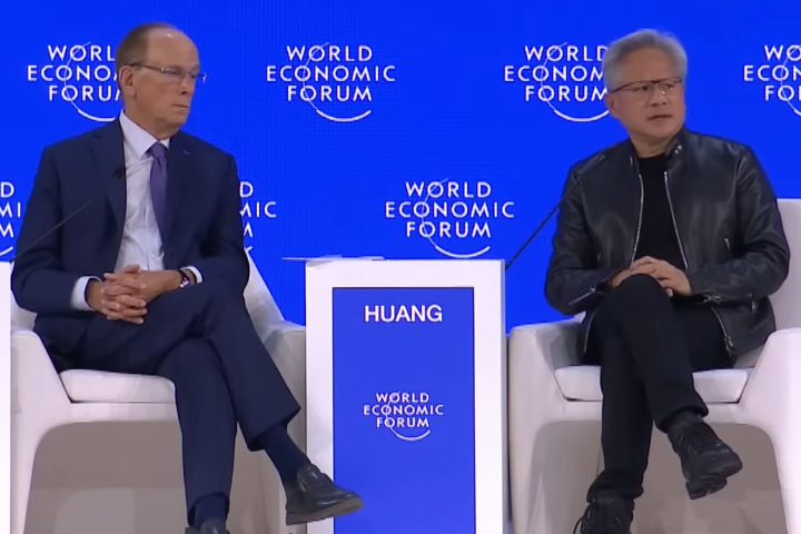 輝達（NVIDIA）執行長黃仁勳（右）與貝萊德（BlackRock）執行長芬克（Larry Fink）在達沃斯論壇上對談。圖/翻攝自World Economic Forum YouTube頻道