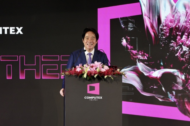 黃仁勳稱「Maybe」不缺電　賴清德掛保證：2032前都穩定供電