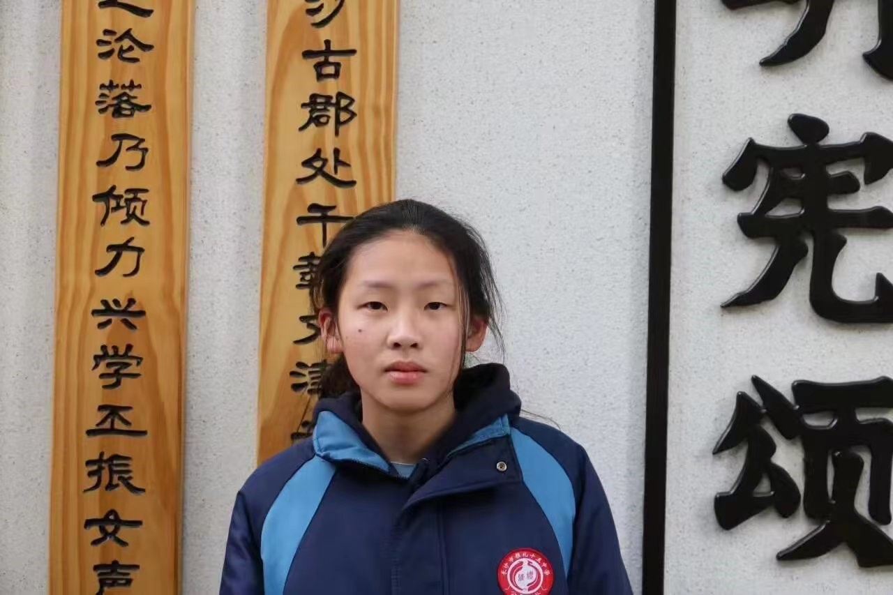 唐爽然姿勇敢面對病情、化療，還不忘為醫護人員及病友打氣。圖/周大觀文教基金會提供