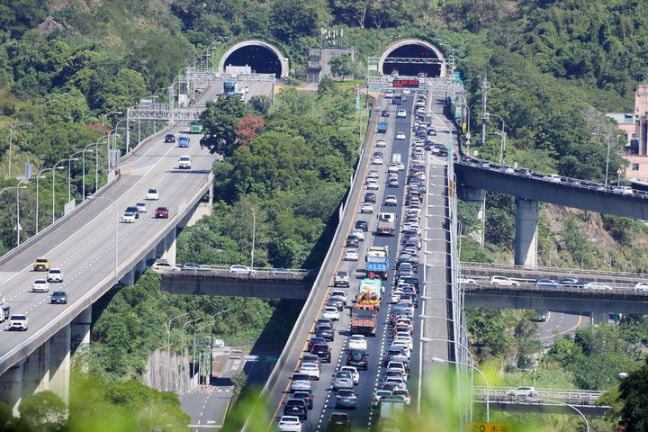 國慶連假天氣晴朗，高速公路湧現車流。圖/取自中央社