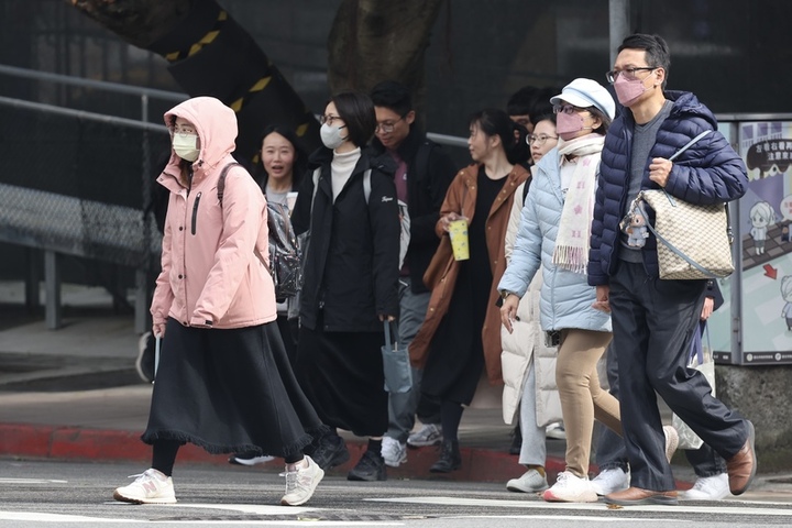 冷氣團減弱，但輻射冷卻發威，早晚天氣仍寒冷。圖/取自中央社