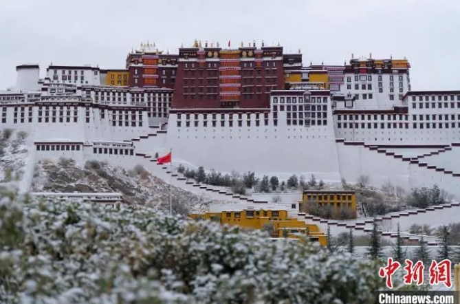 拉薩持續不斷降雪，布達拉宮全體工作人員正在全力清除積雪。圖/取自中新網