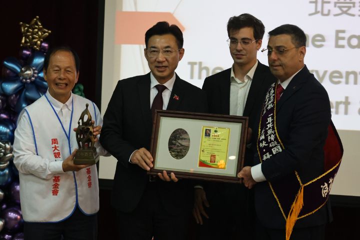 土耳其無障礙國會議員塞爾坎．拜拉姆（右），接受立法院副院長江啟臣（左2）頒獎表揚。圖/周大觀文教基金會提供
