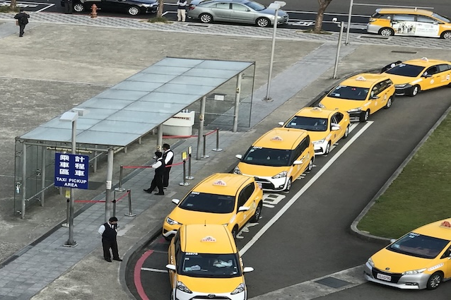 全球叫車平台Uber 9日宣布，已提出併購台灣本地計程車「皇冠大車隊」的計畫。圖為高鐵新竹站外的排班情形，資料照。圖／林瑞益攝