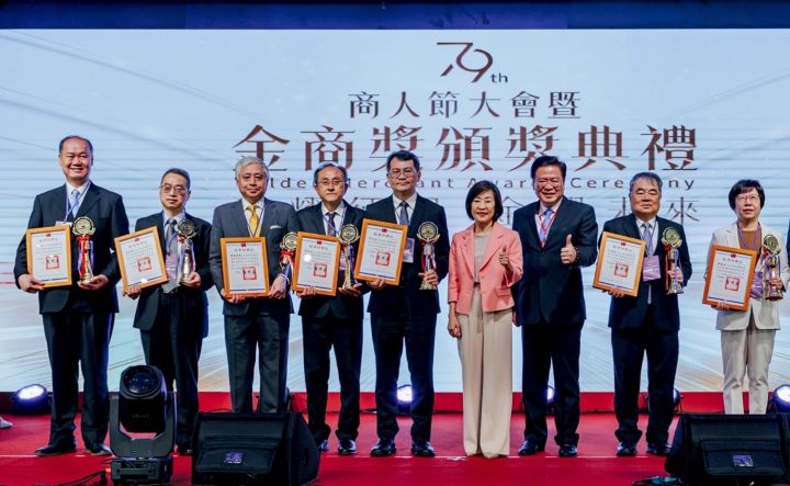 商總許舒博理事長(右五)、經濟部江文若次長(中)與優良商人得獎者合影,左一為歐德總經理陳國甫。圖/歐德集團提供