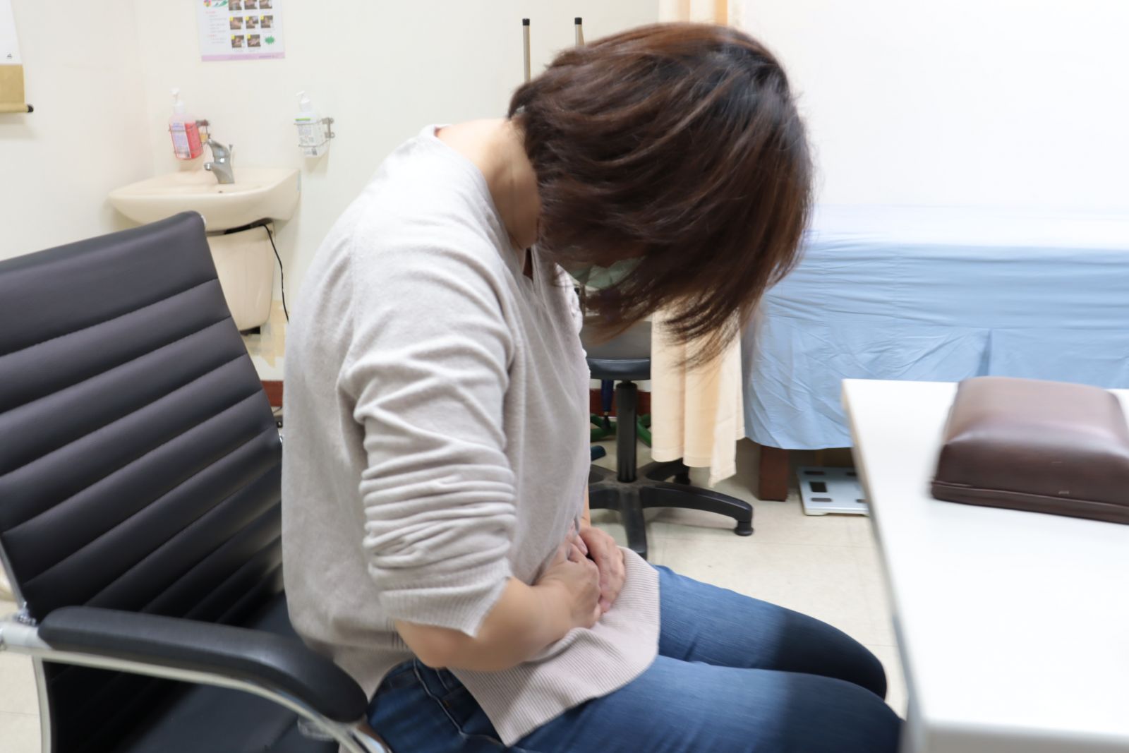 女子經期爆量出血，竟需要輸血才免於危難。（經痛示意非本文所指人物）圖/部立彰化醫院提供